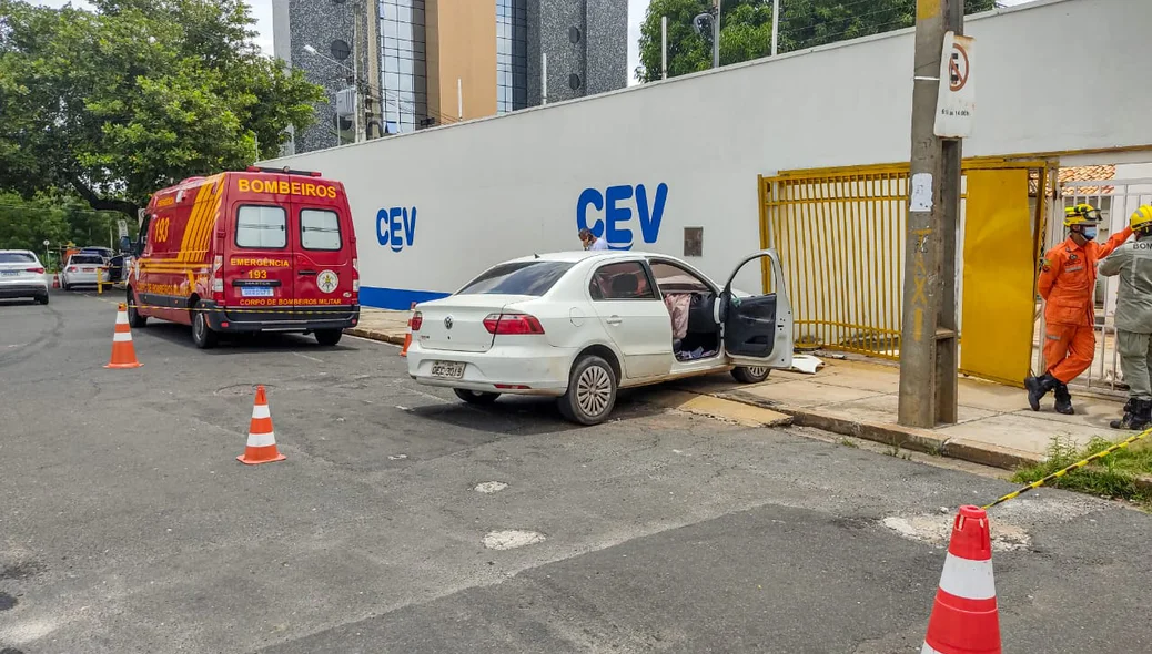 Veículo colidiu no portão do CEV