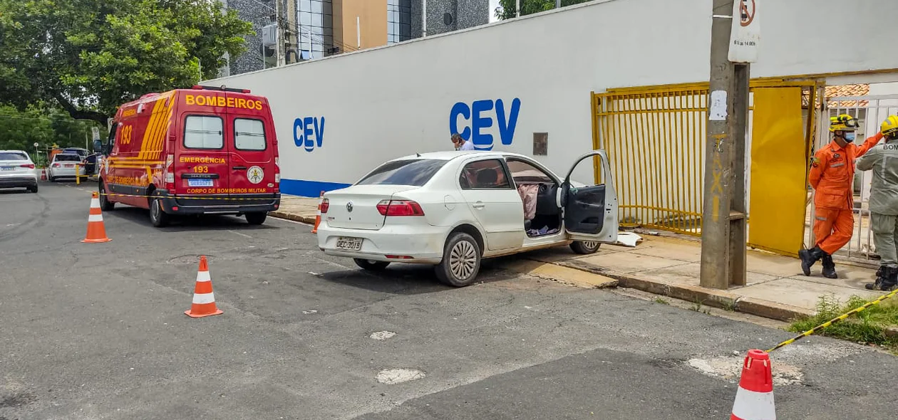 Veículo colidiu no portão do CEV