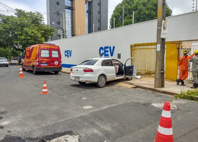 Veículo colidiu no portão do CEV