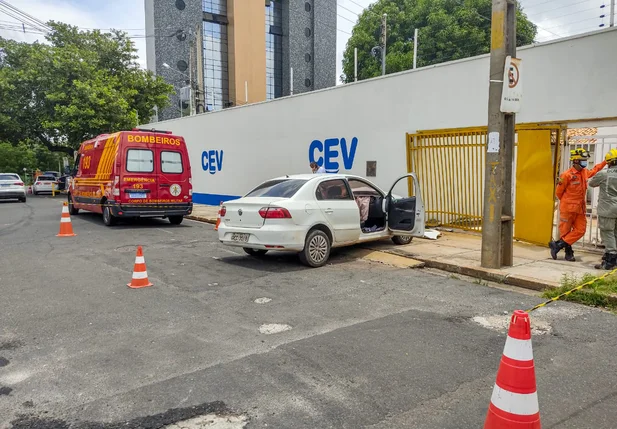 Veículo colidiu no portão do CEV