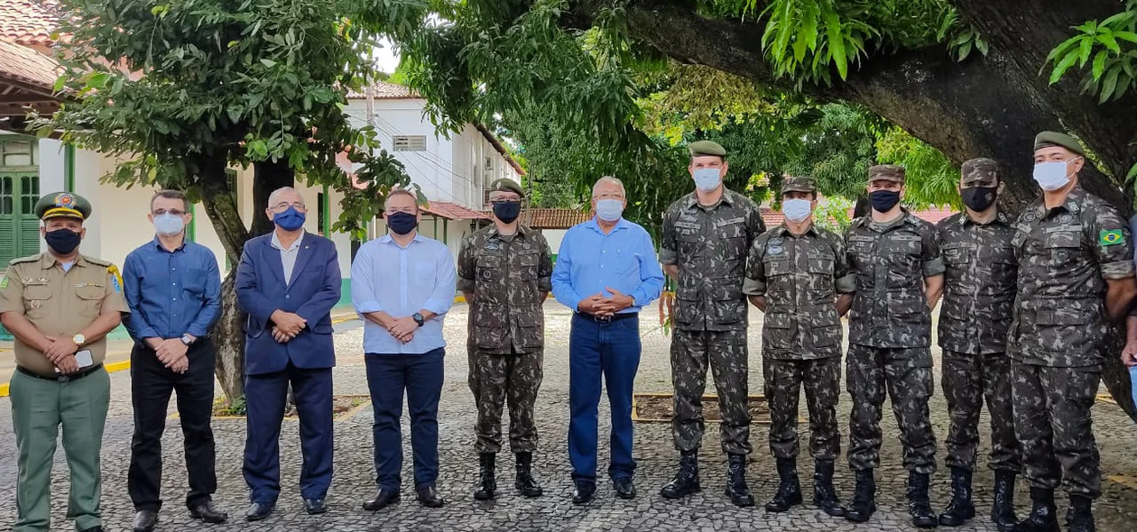 Visita de Dr. Pessoa ao 25º BC