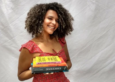 A estudante Bianca Santos administra o perfil 'Lendo Negres'