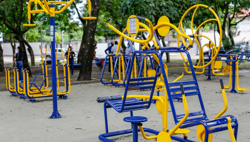 Academia popular instalada na praça do prefeito