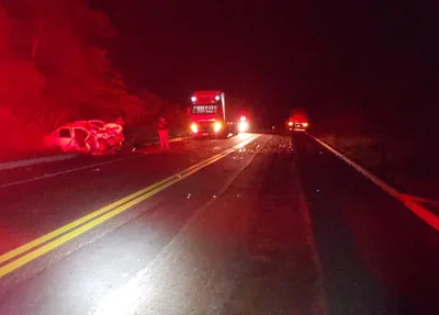 Acidente entre carreta e carro deixa jovem morto em Inhuma