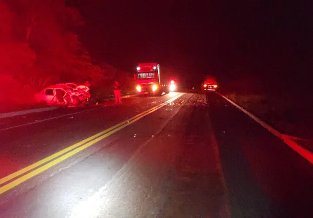 Acidente entre carreta e carro deixa jovem morto em Inhuma