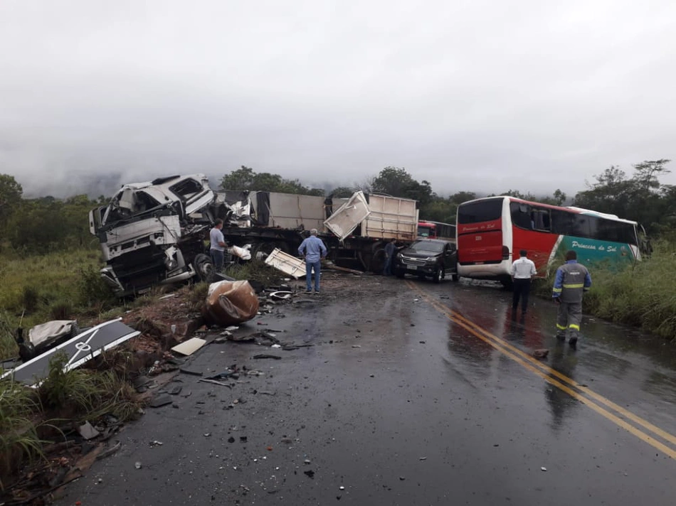 Acidente entre carreta e ônibus no Sul do Piauí