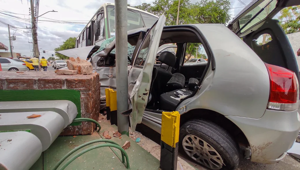 Acidente entre carro e ônibus deixa mulher presa às ferragens em Teresina