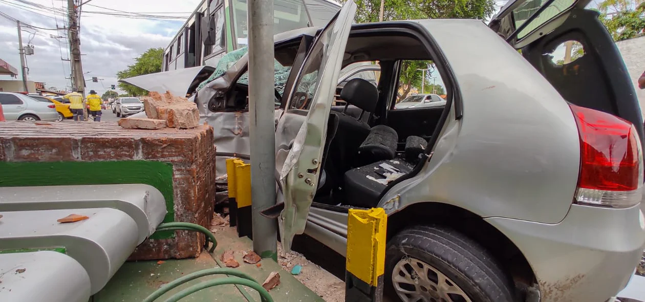 Acidente entre carro e ônibus deixa mulher presa às ferragens em Teresina