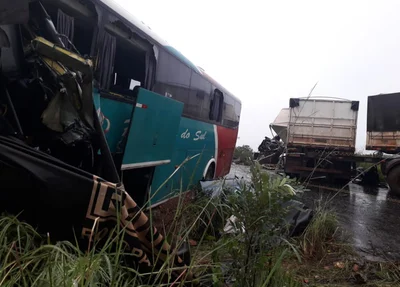 Acidente entre ônibus e carreta deixa um morto no Sul do Piauí