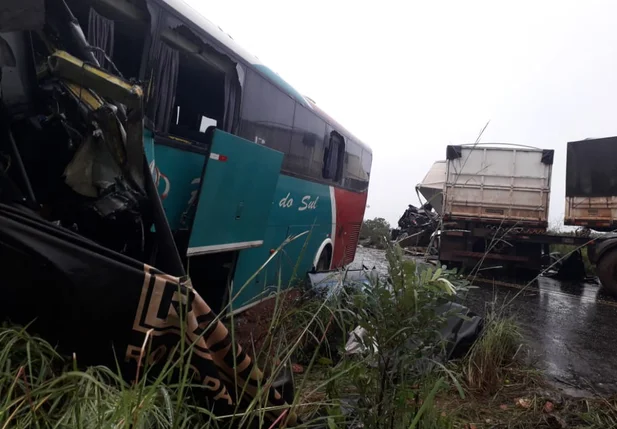 Acidente entre ônibus e carreta deixa um morto no Sul do Piauí