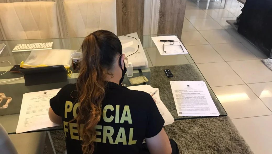 Agentes da PF fazem buscas
