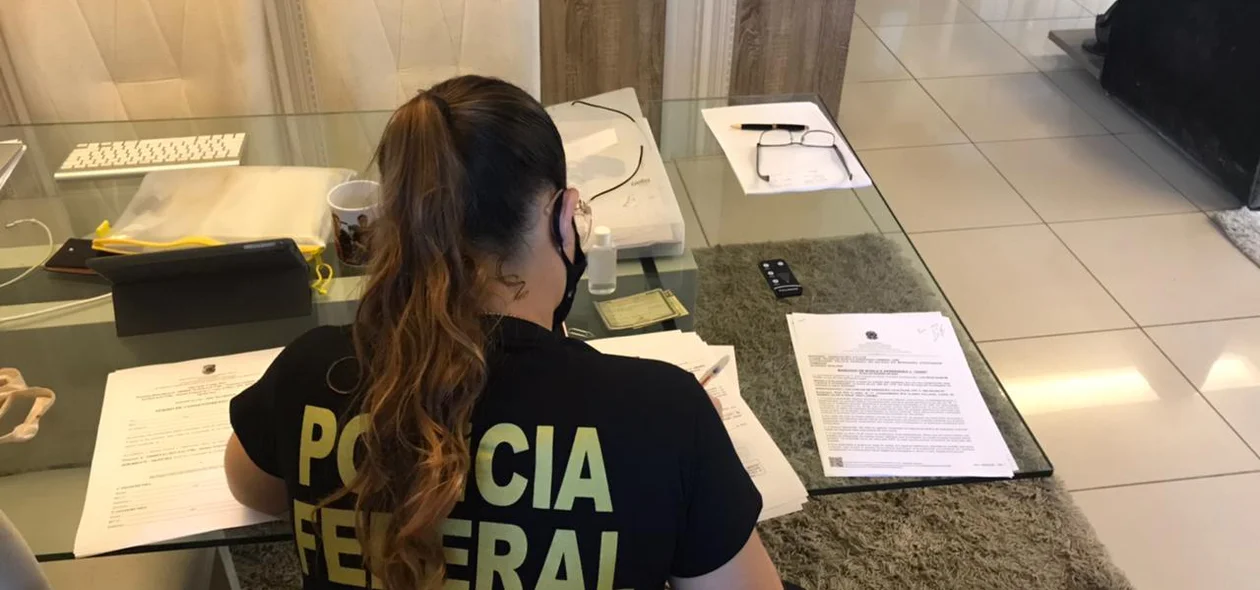 Agentes da PF fazem buscas
