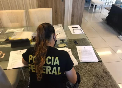 Agentes da PF fazem buscas