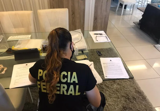 Agentes da PF fazem buscas