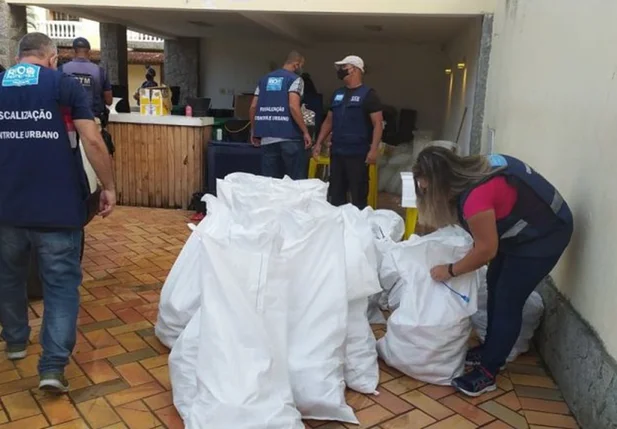Agentes recolhem material que seria usado em festa no Recreio