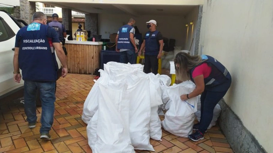 Agentes recolhem material que seria usado em festa no Recreio