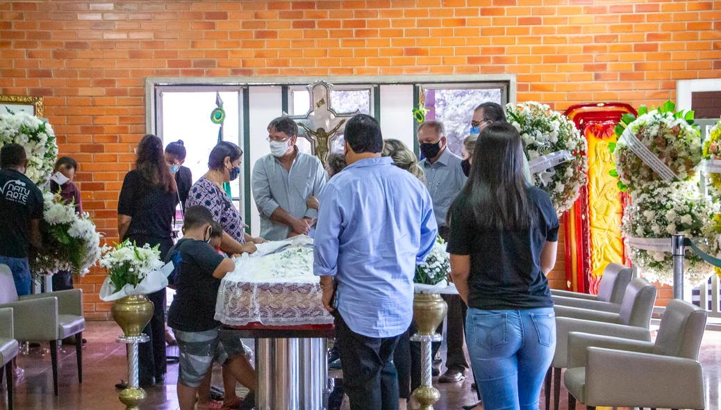 Amigos e familiares estiveram presentes no velório