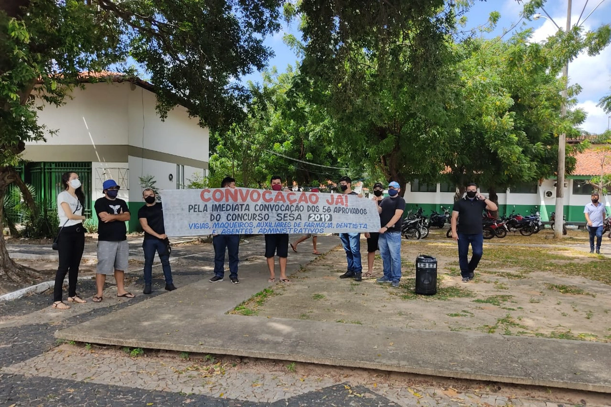 Aprovados em manifestação em frente à Prefeitura de Parnaíba