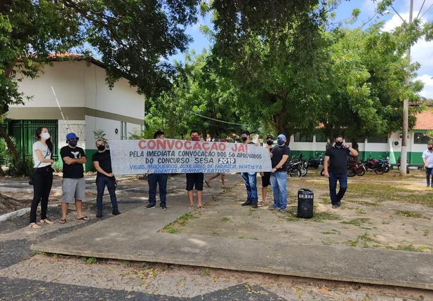 Aprovados em manifestação em frente à Prefeitura de Parnaíba