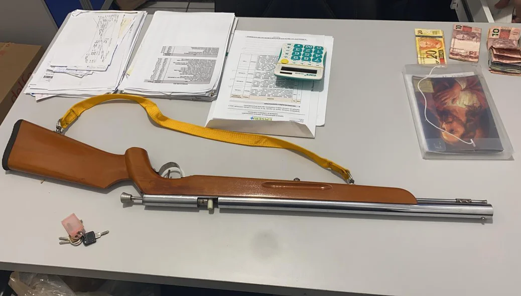 Arma apreendida durante o cumprimento de mandados