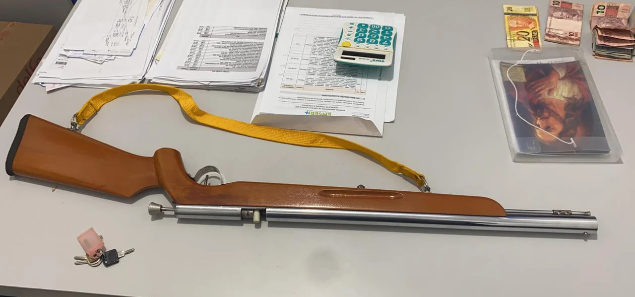 Arma apreendida durante o cumprimento de mandados