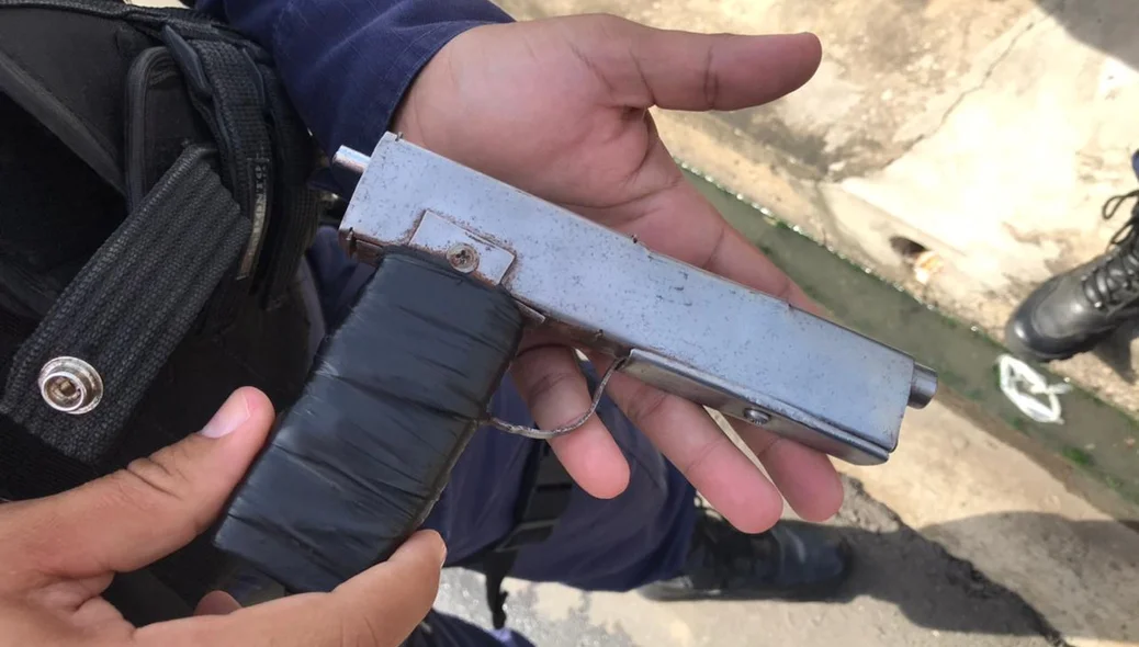 Arma de fogo caseira em posse de uma das vítimas