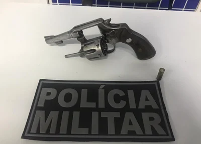 Arma de fogo foi apreendida pela Polícia Militar