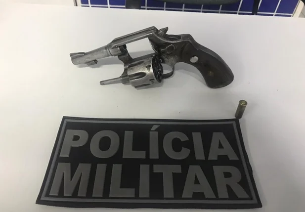Arma de fogo foi apreendida pela Polícia Militar