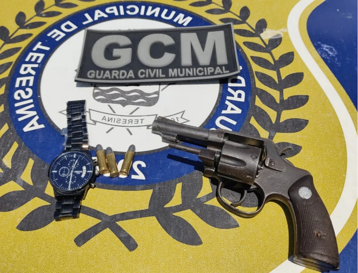 Arma de fogo, munições e um relógio encontrado com um dos suspeitos