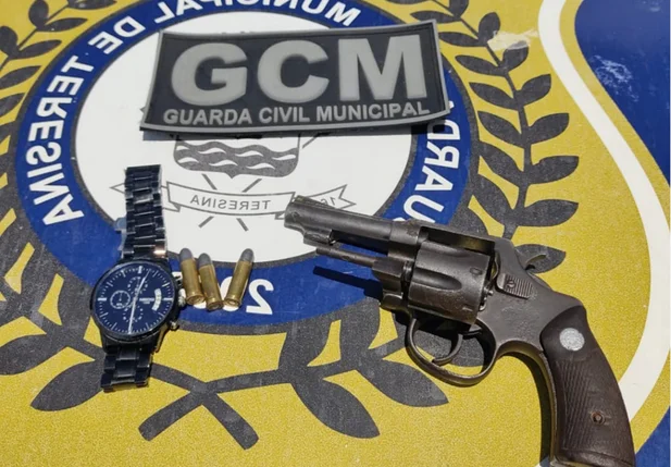 Arma de fogo, munições e um relógio encontrado com um dos suspeitos
