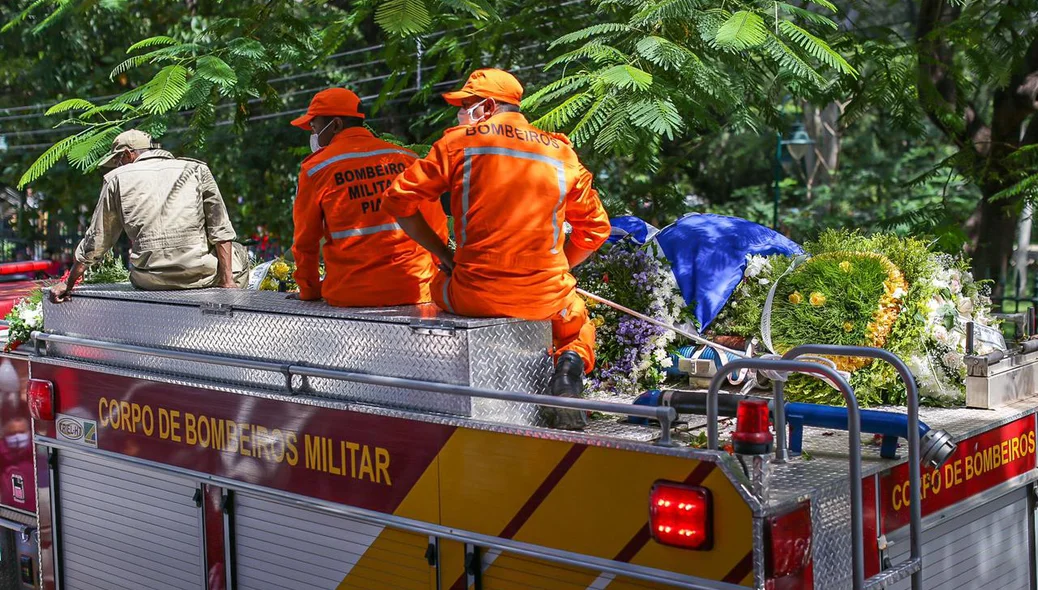 Bombeiros acompanham corpo de Firmino Filho por Teresina