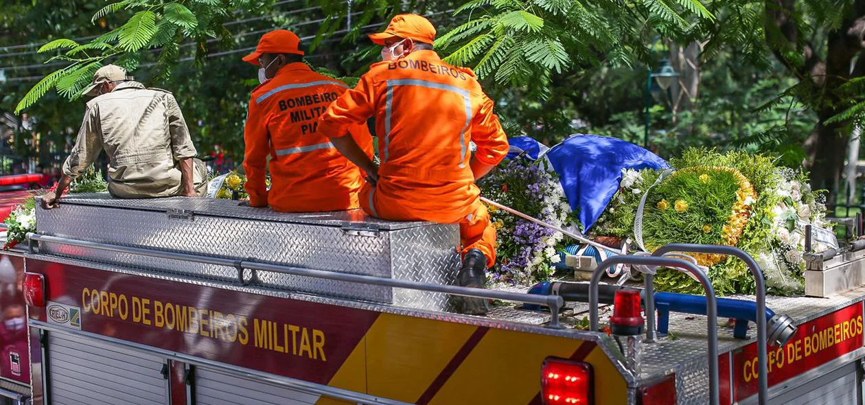 Bombeiros acompanham corpo de Firmino Filho por Teresina