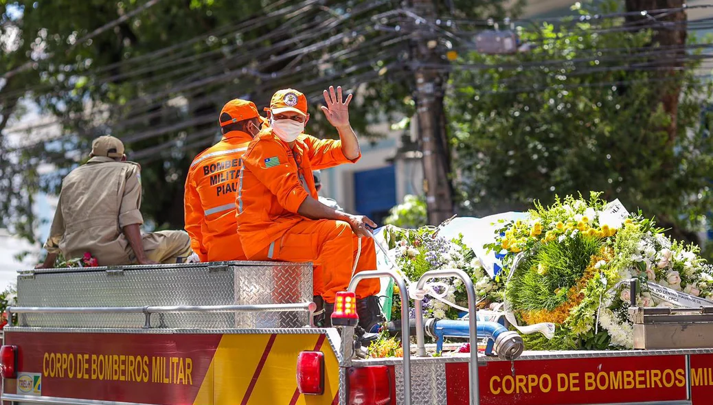 Bombeiros levam o corpo de Firmino Filho