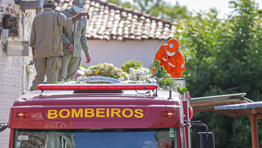 Bombeiros levam o corpo do ex-prefeito Firmino Filho