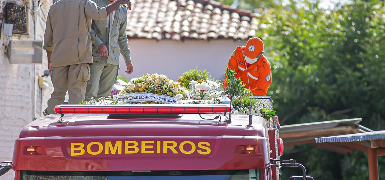 Bombeiros levam o corpo do ex-prefeito Firmino Filho