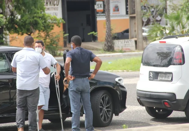 Breno é o de camisa branca e está de muleta