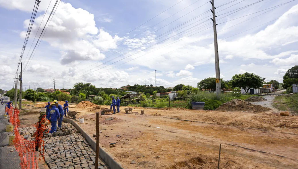 Calçadão sendo construído na Avenida Noé Mendes