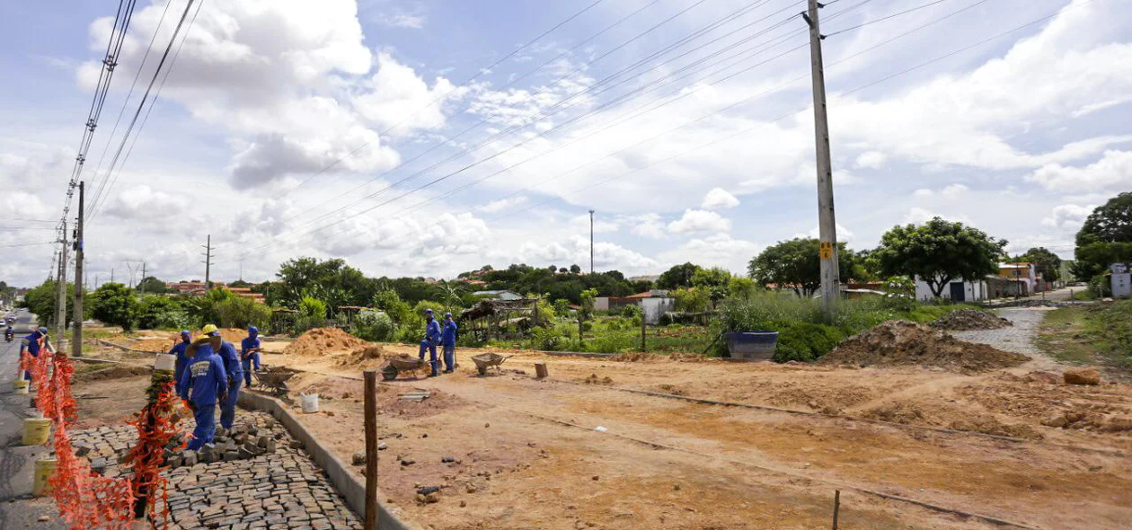 Calçadão sendo construído na Avenida Noé Mendes