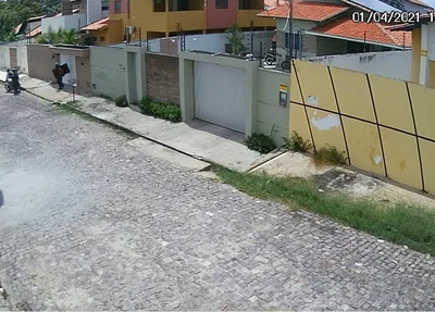 Câmera flagra arrastão em casa de jornalista em Teresina