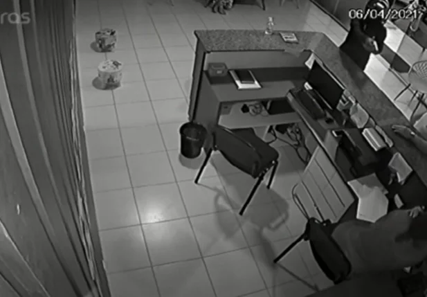 Câmeras flagram momento em que recepcionista é baleada em Floriano