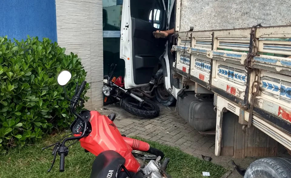 Caminhão atingiu duas motocicletas