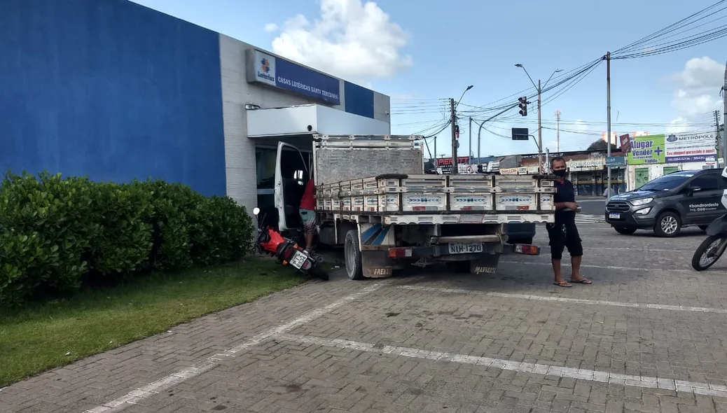 Caminhão seguiu desgovernado até parar na casa lotérica