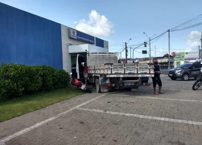 Caminhão seguiu desgovernado até parar na casa lotérica