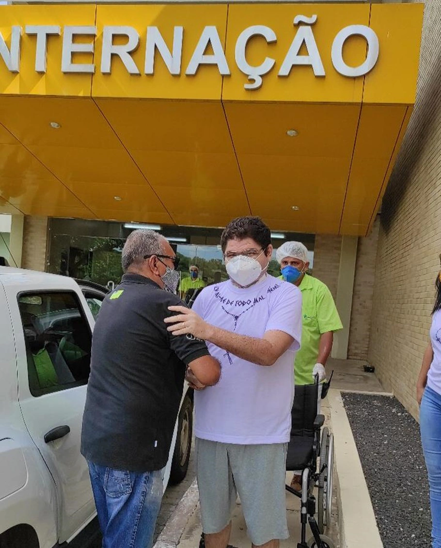 Carlos Mesquita recebe alta do HU depois de 2 meses internado