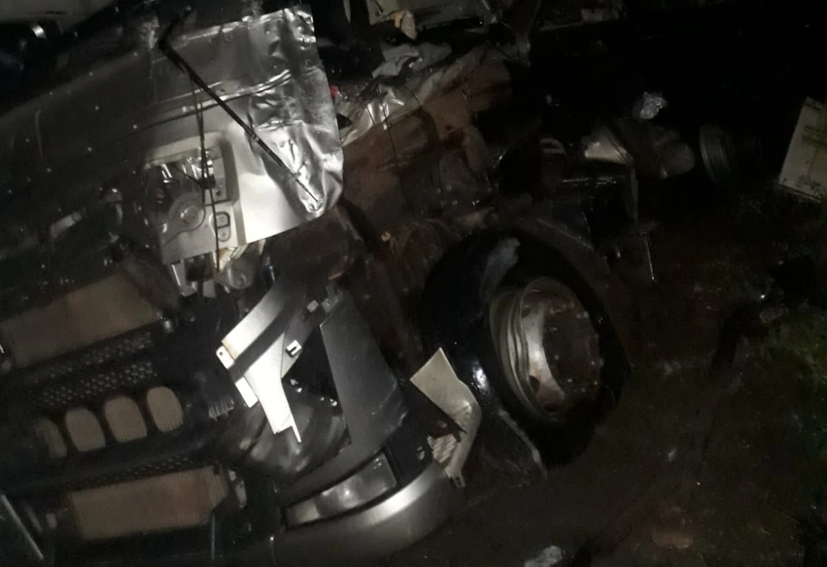 Carreta ficou destruída com o forte impacto