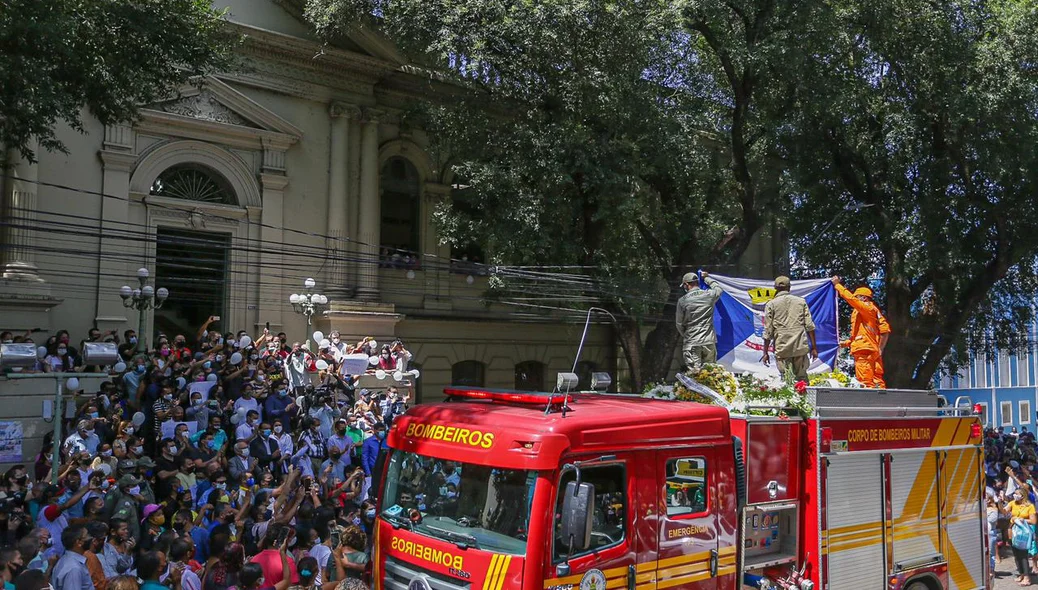 Carro do Corpo de Bombeiros com o corpo de Firmino Filho chega a Prefeitura de Teresina