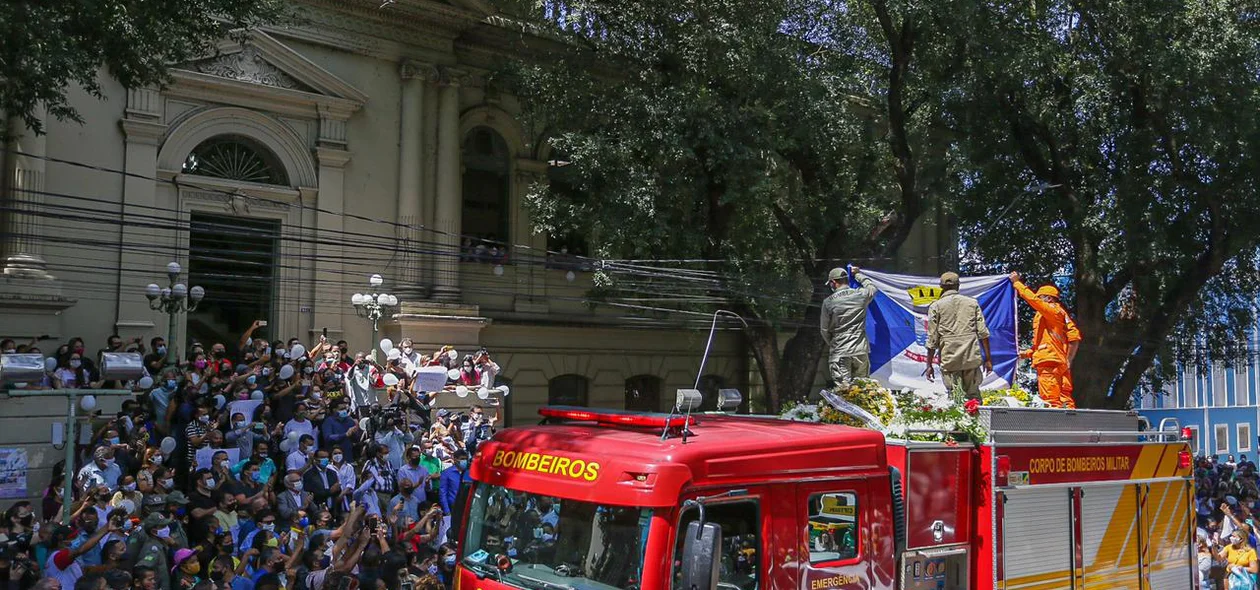 Carro do Corpo de Bombeiros com o corpo de Firmino Filho chega a Prefeitura de Teresina