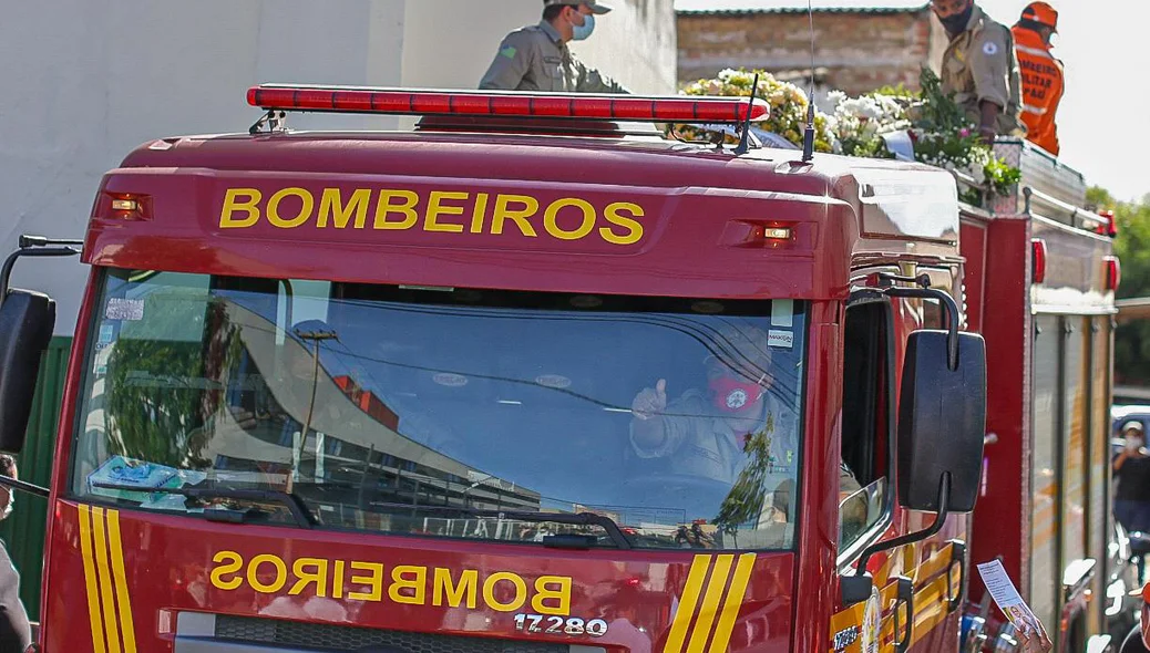 Carro do Corpo de Bombeiros com o corpo de Firmino Filho