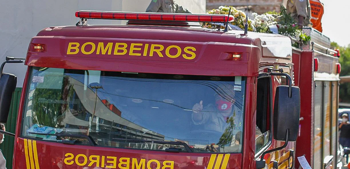 Carro do Corpo de Bombeiros com o corpo de Firmino Filho