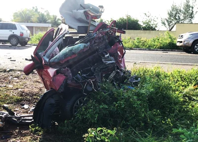Carro ficou destruído com a colisão